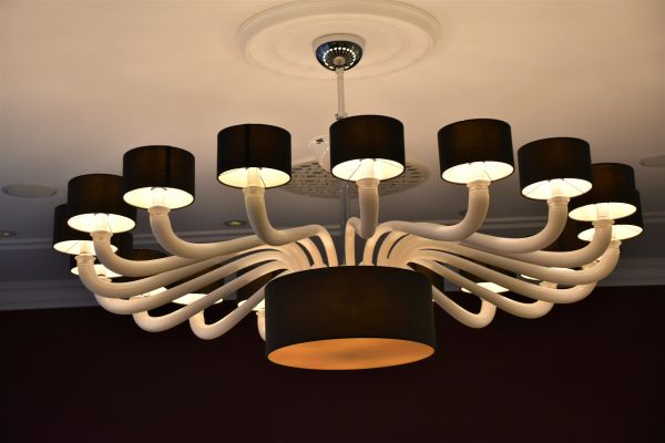 Lustres suspensions plafond tube néon LED sur mesure : lumineux et design pour votre intérieur