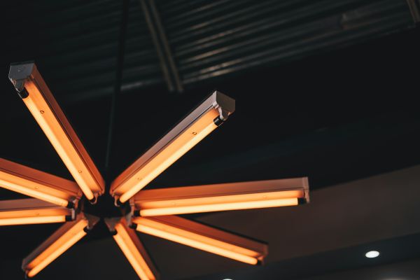 Lustres suspensions plafond tube néon LED sur mesure : lumineux et design pour votre intérieur